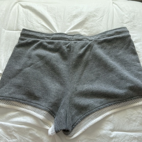Guess women shorts size medium - Picture 5 of 5